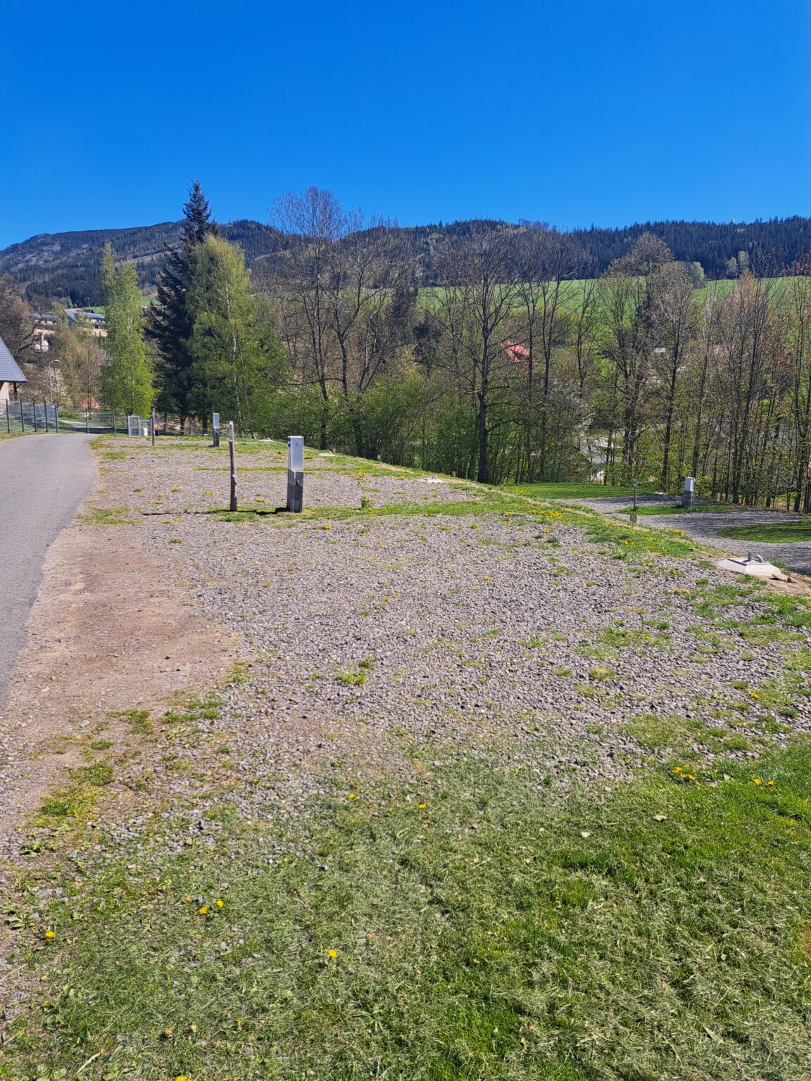Stellplatz, elektřina, voda, odpad na parcele